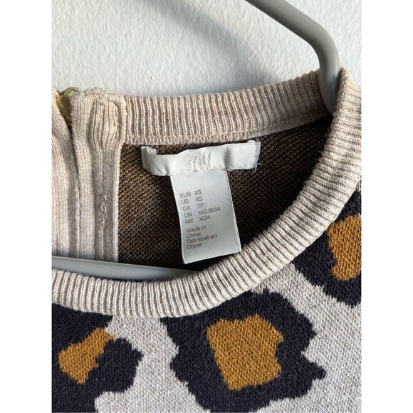 H&M Womens XS Zip Back Leopard Print Crew Neck Pullover Sweater Cheetah - Picture 2 of 4